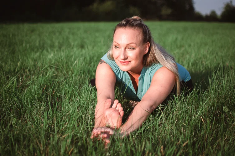 Portrét cvičitelky jógy sedící v trávě